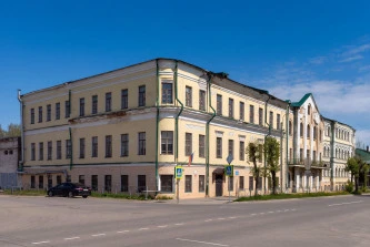 Здание 3-х этажное, общ.пл. 2845,9 кв.м, земельный участок, общ.пл. 2074 кв.м: Ярославская область, г. Ростов, ул. Покровская (бывш. Ленинская), д. 40